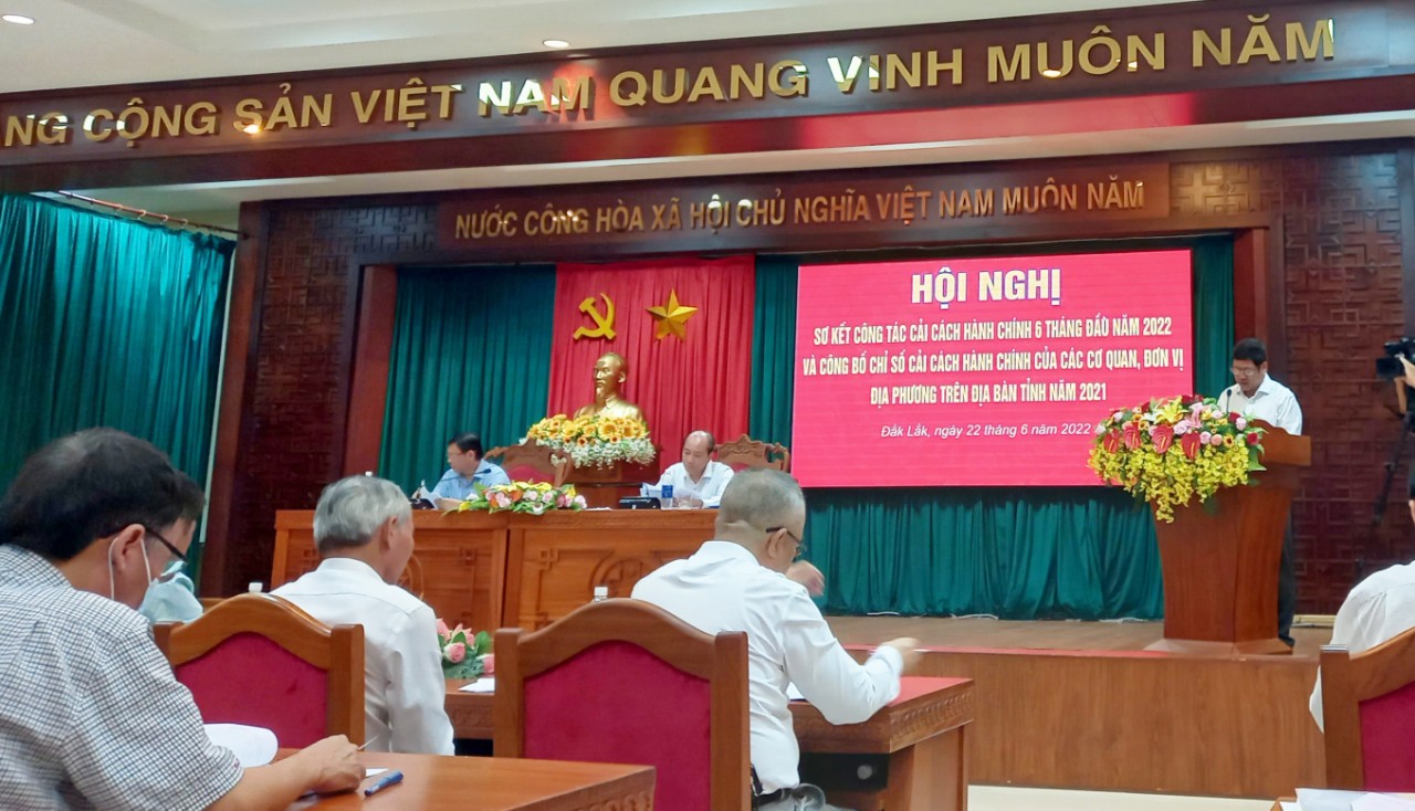 Phó Trưởng Ban Chỉ đạo CCHC tỉnh, Giám đốc Sở Nội vụ Bạch Văn Mạnh báo cáo kết quả CCHC năm 2021